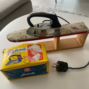 Vintage Spielzeug Eisen mit Bügelbrett