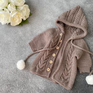 Strickanleitung Baby Jacke mit Zopfmuster | PDF + Video | Nahtlos gestrickt | DE & RU