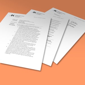 Puede incluir: Un documento con el t&iacute;tulo "Audrey Walker Design" y la fecha "1 de enero de 2020 a las 12:03" con el texto "Para esta reuni&oacute;n, Audrey Walker presentar&aacute; la propuesta de dise&ntilde;o conceptual de la fase de dise&ntilde;o para la aprobaci&oacute;n del cliente. La hora de inicio de la presentaci&oacute;n es las 12:03. Existe un acuerdo verbal de que todos los asistentes deben ser mutuamente respetuosos. La reuni&oacute;n anterior (1 de diciembre de 2020) que agreg&oacute; el ba&ntilde;o principal al alcance del proyecto. El moodboard para el ba&ntilde;o principal se presenta. El dise&ntilde;o tiene una sensaci&oacute;n costera con textiles naturales frescos y tonos de madera c&aacute;lidos y &aacute;speros. Existe un acuerdo verbal de que esto se alinea bien con la discusi&oacute;n de la reuni&oacute;n anterior. Despu&eacute;s de la presentaci&oacute;n de este moodboard, se presenta un plano de distribuci&oacute;n b&aacute;sica de muebles junto con un dibujo de l&iacute;nea en perspectiva del efecto de esta distribuci&oacute;n. En particular, se destaca el &aacute;rea del tocador, que est&aacute; ventajosamente ubicada con respecto a la luz natural. Despu&eacute;s del plano y la perspectiva, se muestra un tablero de acabados digitales para mostrar los tipos de materiales y acabados que se explorar&aacute;n en el dise&ntilde;o final. La Sra. Jane Doe ha expresado que prefiere evitar las s&aacute;banas demasiado delicadas porque podr&iacute;an causar problemas de mantenimiento con respecto al pelo de su perro. Despu&eacute;s de la presentaci&oacute;n del dormitorio principal, se presenta un moodboard para el ba&ntilde;o principal. Siguiendo la atm&oacute;sfera costera del dormitorio, el moodboard se presenta como m&aacute;s cl&aacute;sico mientras se mantiene el uso de materiales naturales."