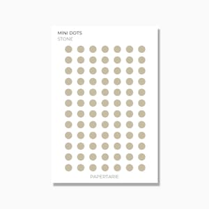 Może przedstawiać: Arkusz mini naklejek w kształcie kropek w jasnobrązowym kolorze. Arkusz jest oznaczony jako "MINI DOTS STONE" i "PAPERTARIE".