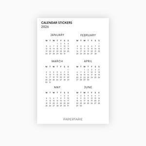 Könnte beinhalten: Ein weißes Blatt mit einem 2026 Kalenderaufkleber-Design. Der Kalender umfasst die Monate Januar bis Juni, wobei die Tage jedes Monats in einem Raster angeordnet sind. Der Text "CALENDAR STICKERS" und "PAPERTARIE" sind ebenfalls sichtbar.