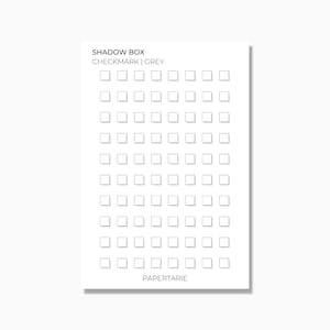 Könnte beinhalten: Eine weiße Karte mit einem Raster aus kleinen, leeren Quadraten. Der Text "SHADOW BOX CHECKMARK | GREY" steht oben und "PAPERTARIE" unten. Das Design ist schlicht und minimalistisch.