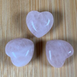 Saftiges Rosenquarz Baby Herz schnitzen / Rosenquarz Herz / Mini Herz schnitzen / Mini Schnitzen / süßes Herz / rosa Herz * Intuitiv gewählt *