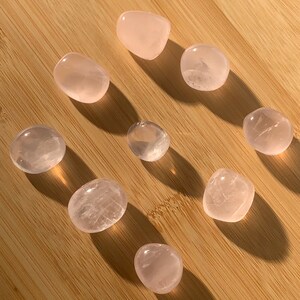 Edelstein Rosenquarz Trommelstein / 1 Set von 2 Stücken / polierter Rosenquarz / Kristalle für Gitter / Rosaquarz / *Intuitiv gewählt*