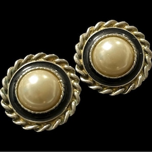 Stunning Vintage Pearl Clip On Earrings