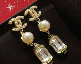 Pendientes clásicos de perlas y cristales de Chanel