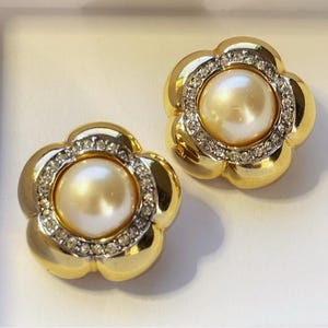 Vintage Courrèges Flower Clip On Earrings: Pearl Rhinestone Design