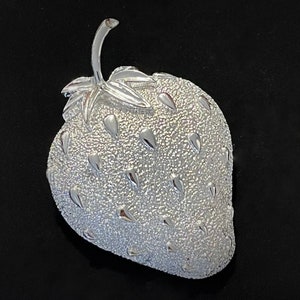 Vintage Sarah Cov Strawberry Brooch: Elegant Silver-Tone Pin