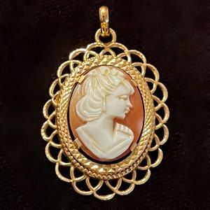 14K Gold Floral Framed Shell Cameo Pendant: Vintage Italian Jewelry