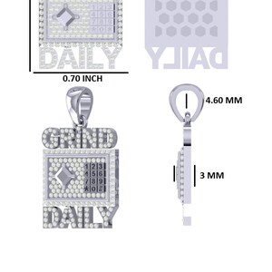 Op de afbeelding: Zilveren ketting met een vierkante hanger met de tekst "GRIND DAILY" in witte diamanten. De hanger heeft een klein vierkant met de nummers 1-9 en symbolen erin. De hanger is 1,8 cm breed en 2,1 cm hoog.