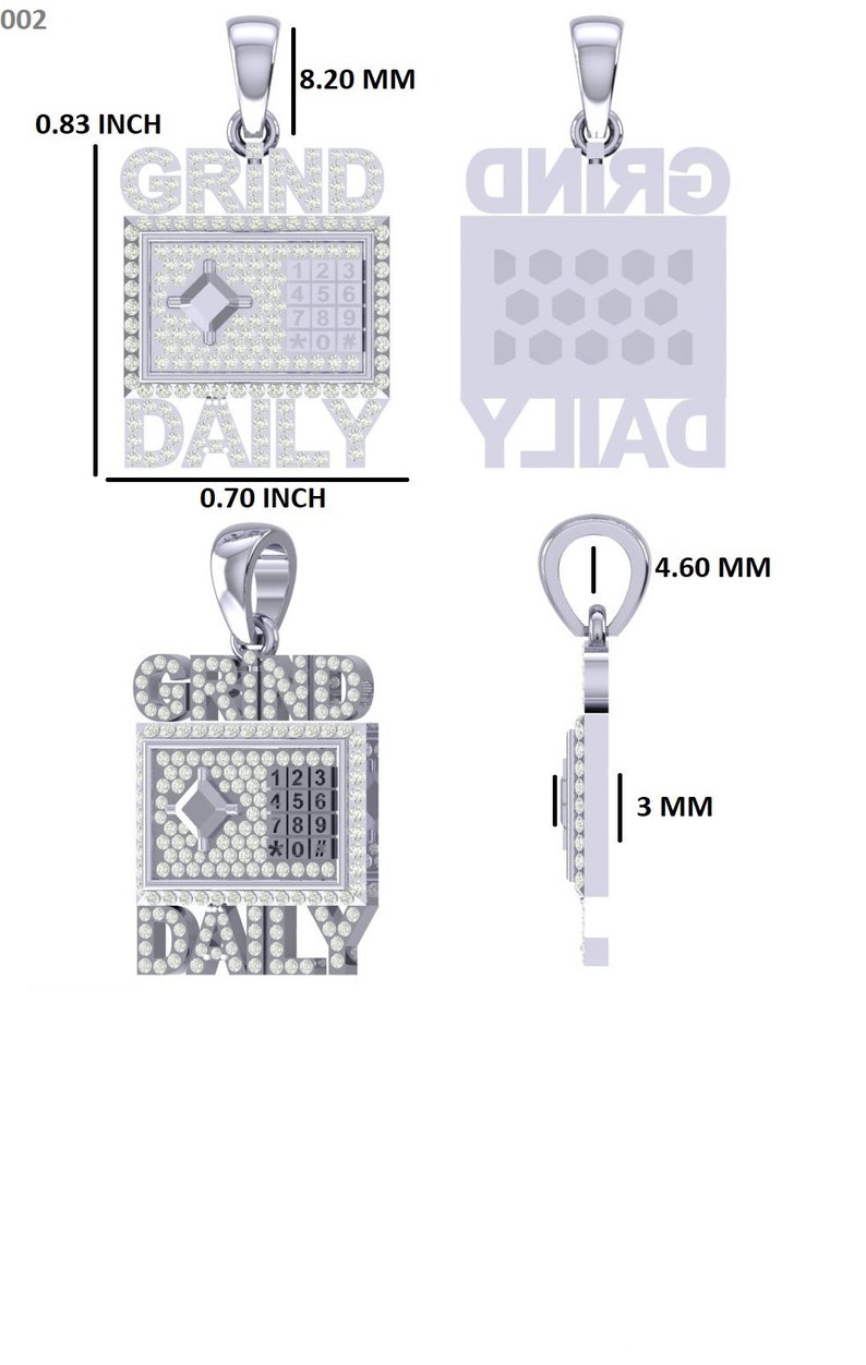 Op de afbeelding: Zilveren ketting met een vierkante hanger met de tekst "GRIND DAILY" in witte diamanten. De hanger heeft een klein vierkant met de nummers 1-9 en symbolen erin. De hanger is 1,8 cm breed en 2,1 cm hoog.