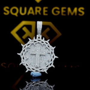 Colgante de cruz con medallón de moissanita para hombre en plata de ley 925, colgante personalizado, colgante personalizado, colgante de rapero, joyería de hip hop, plata 925