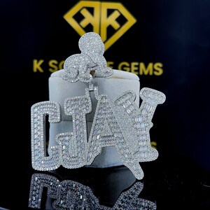 Baguette inicial helada y colgante de letra moissanita de corte redondo, colgante de hombre de hip hop, regalo para él, aniversario de nombre personalizado o regalo de cumpleaños