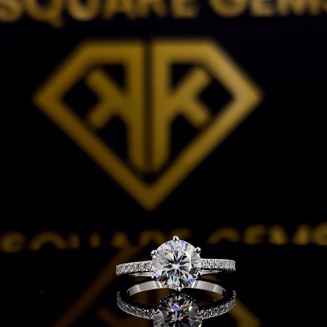 Round Cut Engagement Ring