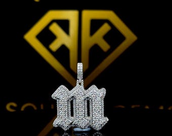 Medallón con inicial "M" de moissanita: colgante personalizado en plata de ley 925