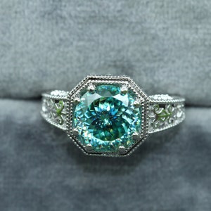 Blauwe moissanietring: 4,29 kt Portugese snit, 14k witgouden art-decoring