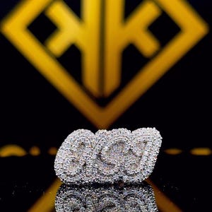 Anillo helado,Anillo de letra moissanita de corte redondo personalizado,Anillos de dedo iniciales,Joyería de hip hop para hombres,Joyería personalizada,Regalos de anillos hechos a mano
