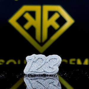 Anillo helado,Anillo con letra de moissanita de corte redondo personalizado,Anillos de dedo iniciales,Joyería de hip hop para hombres,Joyería personalizada,Regalos de anillos hechos a mano