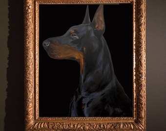 Könnte beinhalten: Ein Gemälde eines Dobermann-Hundes in einem goldenen Rahmen. Der Hund ist schwarz und braun und schaut nach links. Der Hintergrund ist schwarz.