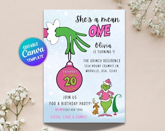 Op de afbeelding: Een verjaardagsuitnodiging met een Grinch-thema. Het toont een groene hand die een roze bal met het nummer 20 vasthoudt. De tekst luidt "She's a mean ONE" en "Olivia wordt 1!" met feestdetails en een Grinch-illustratie.