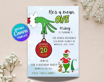 Könnte beinhalten: Eine Geburtstagseinladung im Grinch-Stil. Das Design zeigt die grüne Hand des Grinch, die eine rote Kugel mit dem Datum "20. Dezember" und der Uhrzeit "17:00 Uhr" hält. Der Text enthält "He's a mean ONE", "Mikey wird 1!" und Party-Details.