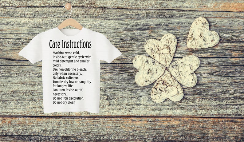 Peut inclure: T-shirt blanc avec des instructions d'entretien imprim&eacute;es dessus. Les instructions comprennent un lavage en machine &agrave; froid, &agrave; l'envers, un cycle d&eacute;licat avec un d&eacute;tergent doux et des couleurs similaires. Utiliser de l'eau de Javel non chlor&eacute;e uniquement si n&eacute;cessaire. Pas d'adoucissant. S&eacute;cher en machine &agrave; basse temp&eacute;rature ou suspendre pour s&eacute;cher afin de prolonger la dur&eacute;e de vie. Repasser &agrave; froid &agrave; l'envers si n&eacute;cessaire. Ne pas repasser la d&eacute;coration. Ne pas nettoyer &agrave; sec.
