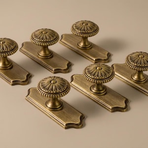 Antique Brass Floral Cabinet drawer Knobs, Vintage Gold Knobs, Victorian Round Knobs for Dresser with backplate, Wardrobe Kitchen Cabinets