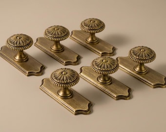 Antique Brass Floral Cabinet drawer Knobs, Vintage Gold Knobs, Victorian Round Knobs for Dresser with backplate, Wardrobe Kitchen Cabinets