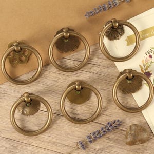 Tiradores de gabinete con forma de aro retro/perillas decorativas antiguas de estilo retro para cajones, herrajes para gabinetes, tiradores florales para puertas de armarios y gabinetes de cocina.