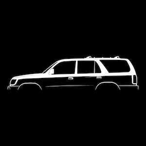 Puede incluir: Dibujo lineal blanco de un SUV sobre un fondo negro. El vehículo tiene una forma cuadrada, baca, espejos laterales y luneta trasera. El diseño es minimalista, con líneas limpias y centrado en la silueta.