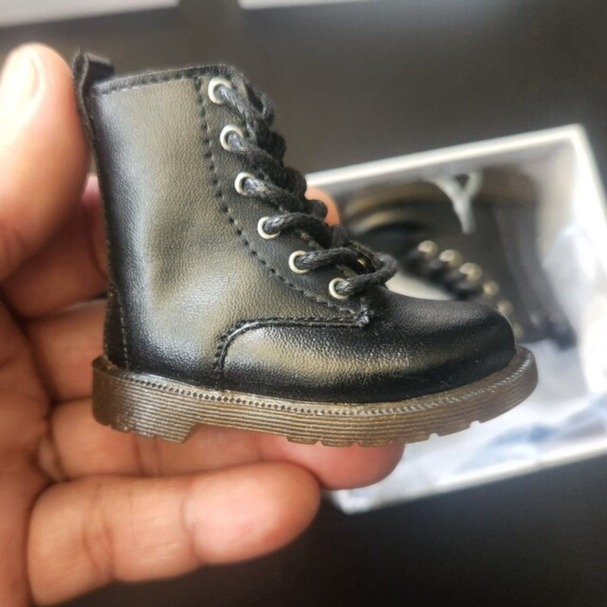 Chaussure derby à lacets pour femmes en cuir verni noir talon 4