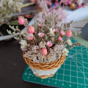 Roze supermini gedroogde bloemenmand voor Blythe 1/6 Bjd-pop, bamboemand miniatuur, poppenhuisdecoratie DIY-poppenhuis