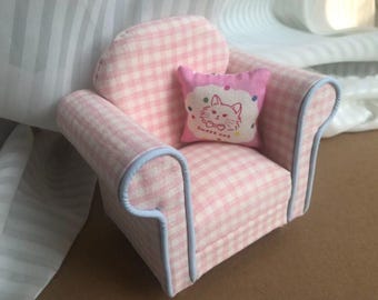 Pink Gingham Mini Sofa for Blythe Dolls - 1/6 Scale Dollhouse Furniture with Cat Pillow