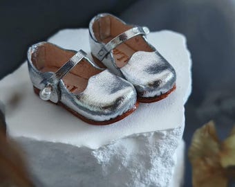 Silberne Blythe Puppenschuhe aus Leder (Größe S: OB22/OB24)