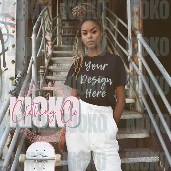 Maquette de t-shirt noir femme afro-américaine Maquette de