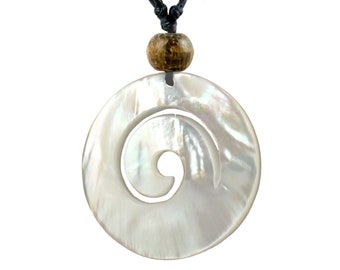 Amuleto colgante hecho a mano en espiral diseño Maori Koru