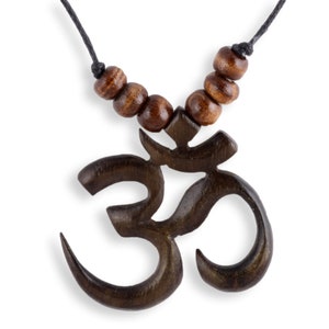 Pode incluir: Um colar de madeira com um símbolo Om e contas de madeira marrom em um cordão preto.
