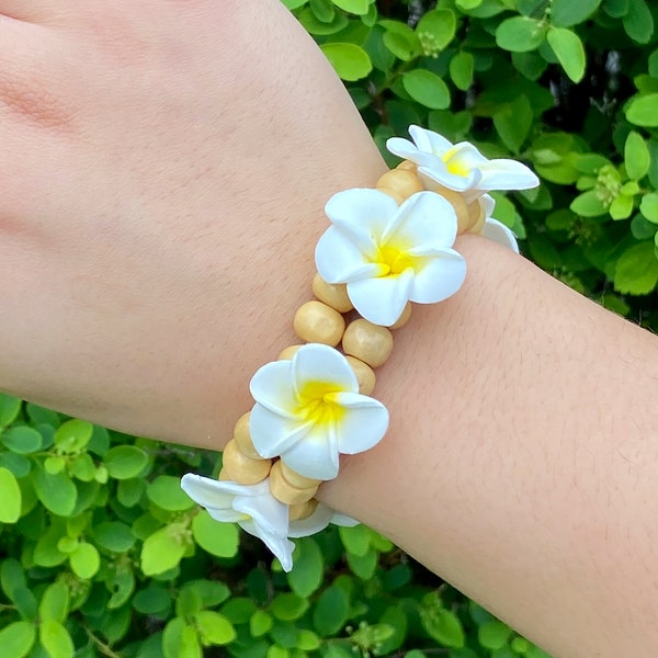 Hawaii Frangipani Blüten Armband Handarbeit dehnbar Holz Perlen weiss