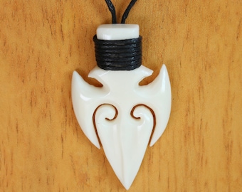 Handgefertigter Amulett Anhänger Kettenanhänger mit Band Halskette Maori Koru Pfeilspitze Design