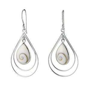 Könnte beinhalten: Silberne Ohrhänger mit einem weißen Muschelkabochen in Tropfenform. Die Muschel hat ein braunes Spiralmuster. Die Ohrringe haben ein doppeltes Tropfen-Design.