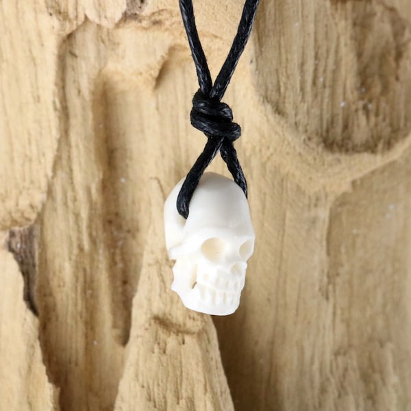 Handgefertigte Halskette mit kleinem Skull Totenkopf Anhänger Kettenanhänger aus echtem Knochen