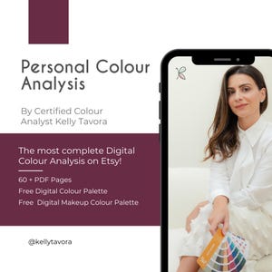 Puede incluir: Una oferta de producto digital para una guía de análisis de color personal. La imagen muestra la pantalla de un teléfono con una mujer sosteniendo una paleta de colores. El texto en la pantalla dice "Personal Colour Analysis" y "The most complete Digital Colour Analysis on Etsy!"