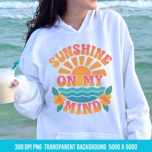 Retro Beach T-Shirt Design PNG, Funky Summer Sublimation Download, Odważna koszulka w stylu lat 70. Słońce i fale, Cyfrowa grafika na koszulce