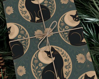 Puede incluir: Paquete de regalo envuelto con un patrón repetido de gatos negros dentro de marcos circulares, acentuado con diseños florales y lunares sobre un fondo verde azulado. El paquete está atado con hilo. El papel de regalo es adecuado para varias ocasiones.