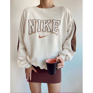 creme nike sweatshirt