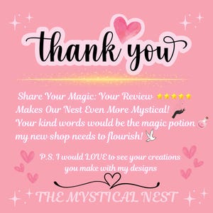 Puede incluir: Tarjeta de agradecimiento rosa con un coraz&oacute;n y estrellas. El texto dice "Comparte tu magia: tu rese&ntilde;a hace que nuestro nido sea a&uacute;n m&aacute;s m&iacute;stico! Tus amables palabras ser&iacute;an la poci&oacute;n m&aacute;gica que mi nueva tienda necesita para florecer! P.D. Me encantar&iacute;a ver tus creaciones que haces con mis dise&ntilde;os. EL NIDO M&Iacute;STICO"