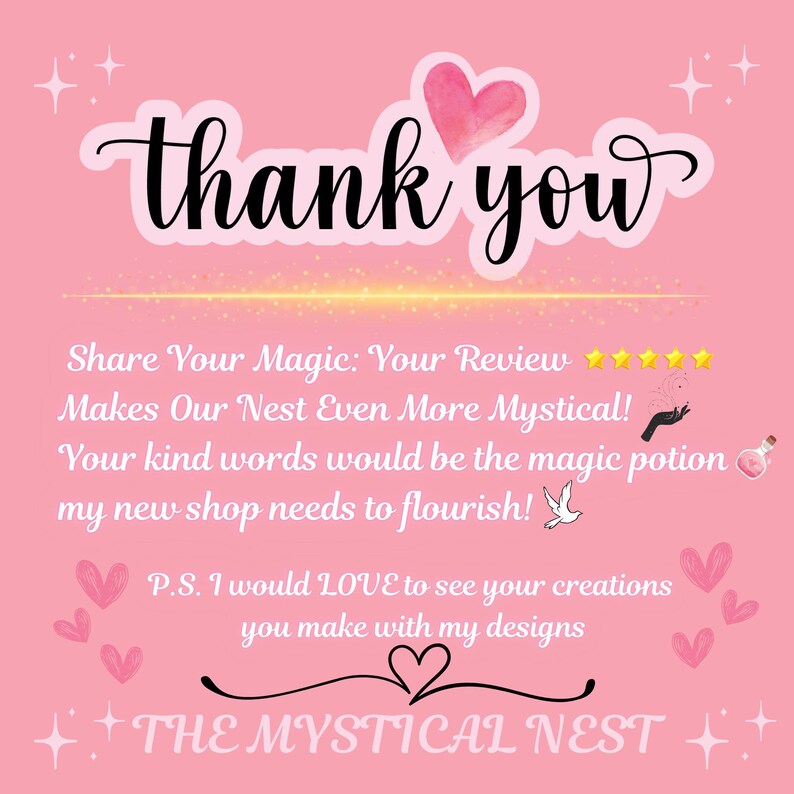 Puede incluir: Tarjeta de agradecimiento rosa con un coraz&oacute;n y estrellas. El texto dice "Comparte tu magia: tu rese&ntilde;a hace que nuestro nido sea a&uacute;n m&aacute;s m&iacute;stico! Tus amables palabras ser&iacute;an la poci&oacute;n m&aacute;gica que mi nueva tienda necesita para florecer! P.D. Me encantar&iacute;a ver tus creaciones que haces con mis dise&ntilde;os. EL NIDO M&Iacute;STICO"