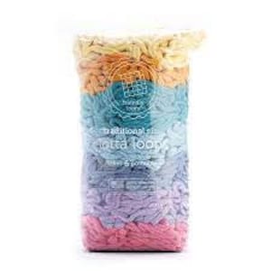 Peut inclure: Un sac en plastique transparent rempli de pâtes colorées en forme de boucles. Les pâtes sont teintes en couches de rose, violet, bleu, turquoise, orange et jaune. Le sac porte une étiquette blanche avec du texte et un logo.