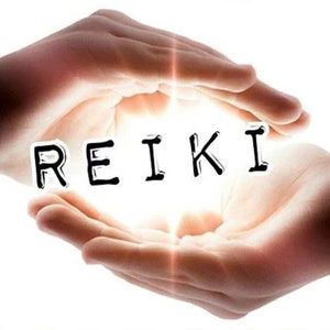 Może przedstawiać: Dwie dłonie złożone razem z jasnym światłem świecącym między nimi. Słowo "REIKI" jest napisane czarnymi literami na białym tle.