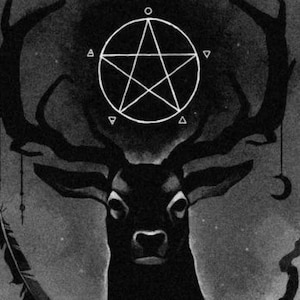 Op de afbeelding: Een zwart-witte illustratie van een hert met grote geweien. Het hert is gesilhouetteerd tegen een donkere achtergrond. Een pentagram bevindt zich boven het hoofd van het hert.